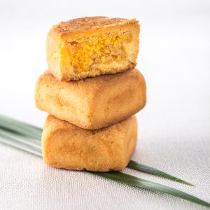 【Orange Gold】13 pcs Gift Box★Pork Mung Bean Traditional Mooncake*2+Mung Bean Traditional Mooncake*2+Salty Yolk Pineapple Cake*9