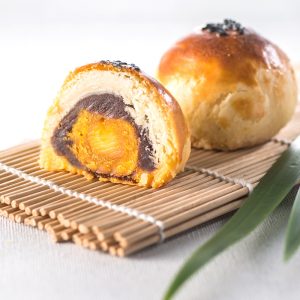 沖縄黒糖風味の卵黄月餅